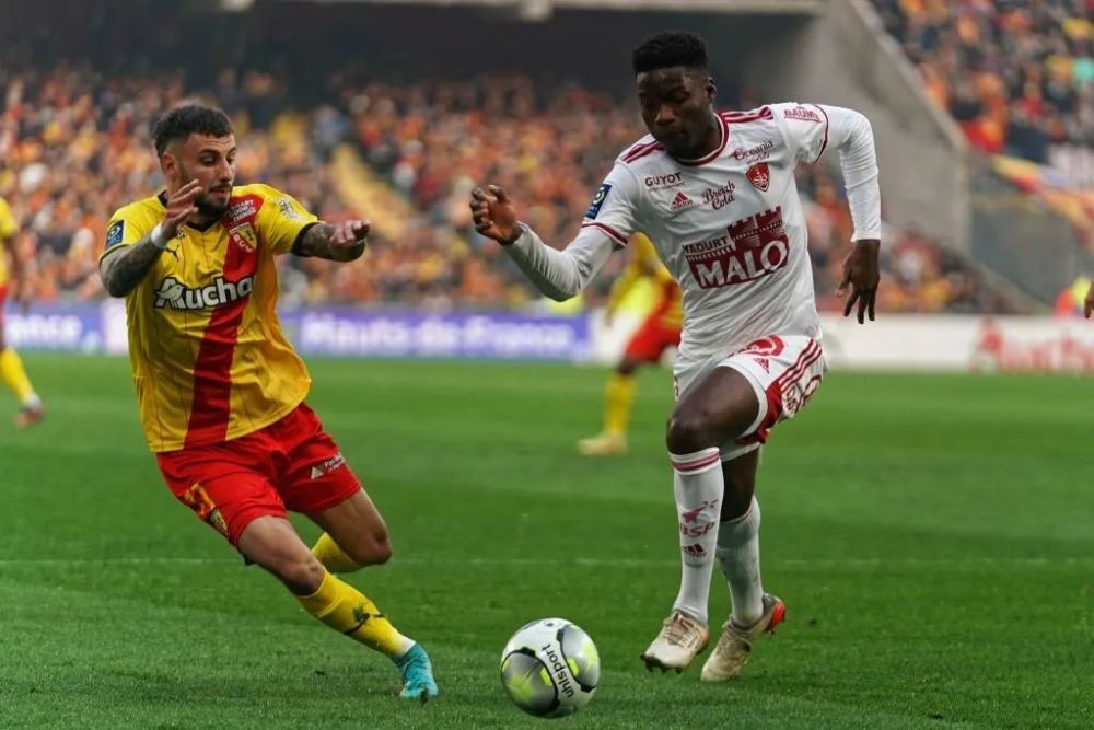  摩纳哥客场不敌尼斯，争冠形势趋于白热化  