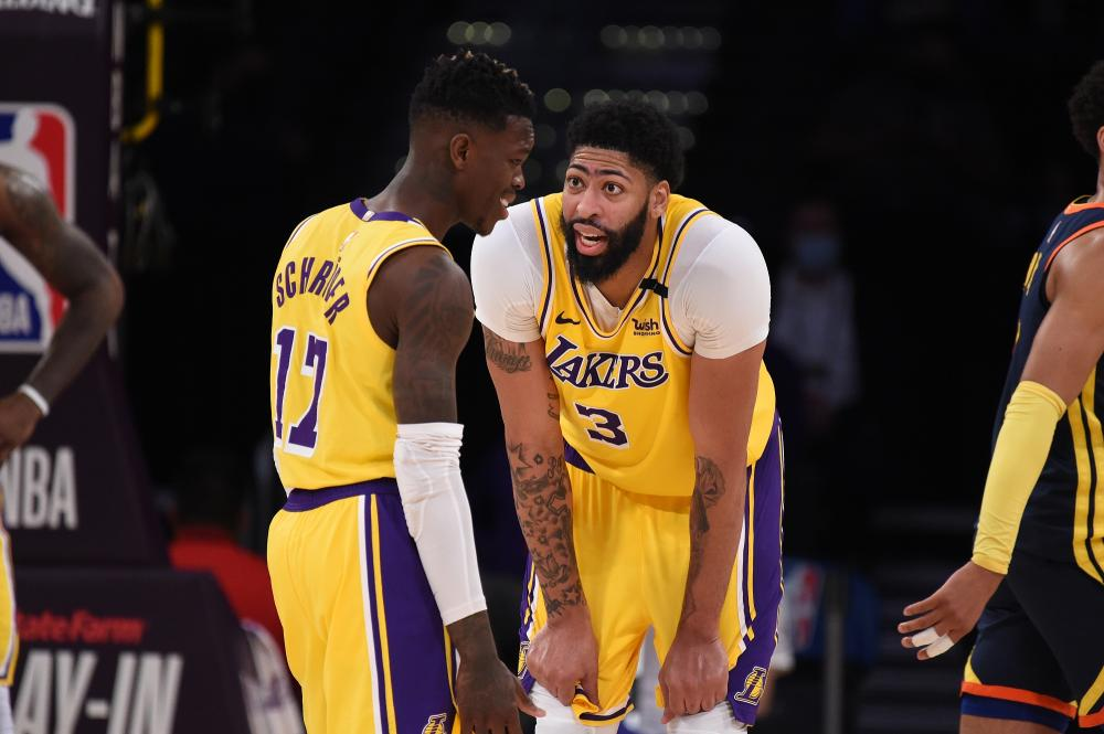  詹姆斯准三双 湖人险胜勇士  